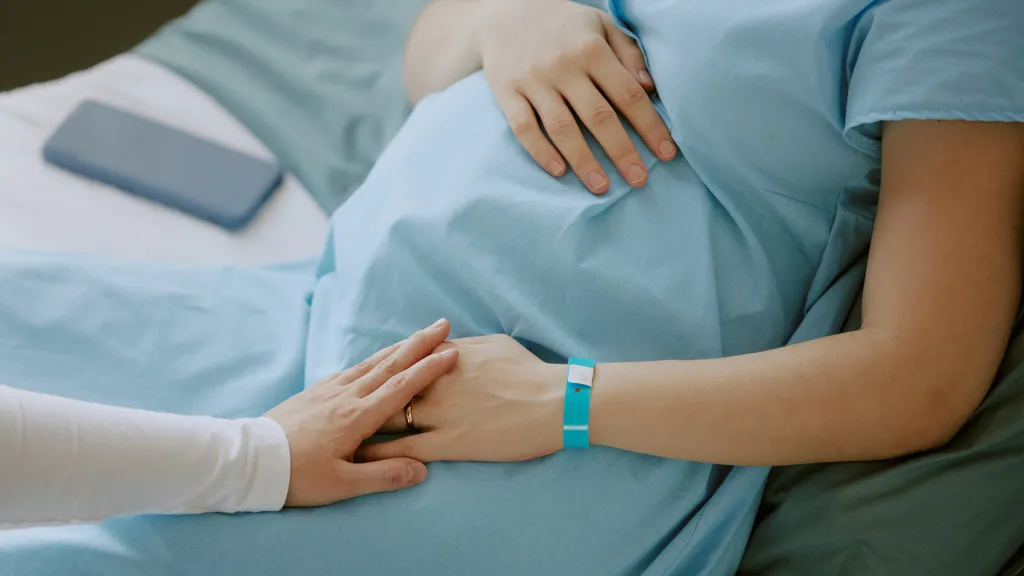 Doula of verloskundige – wat is het verschil?