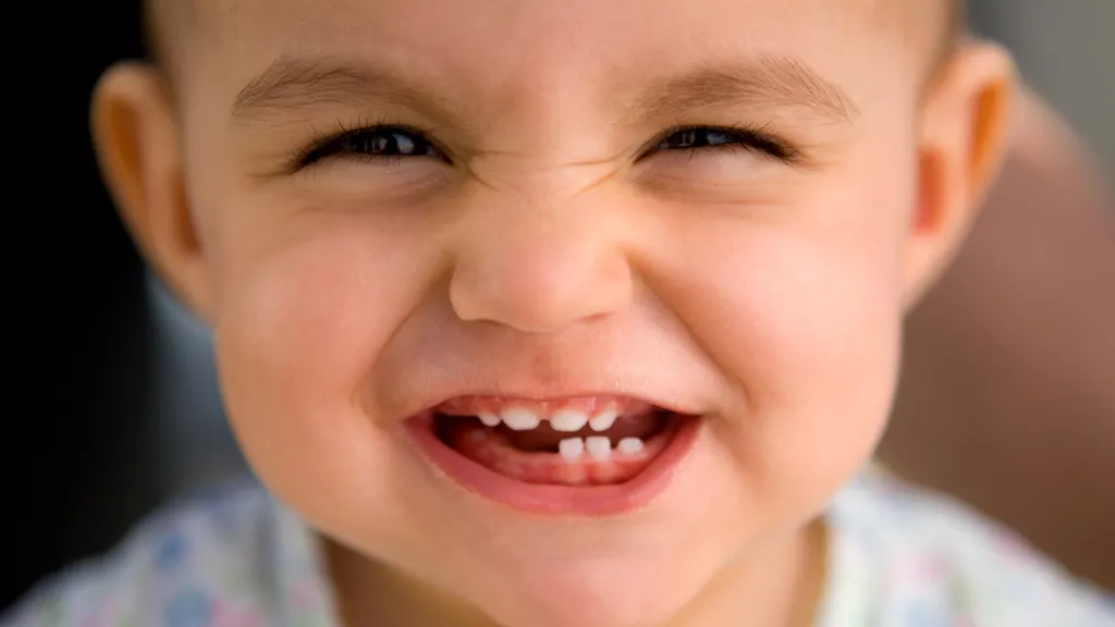 Как прорезывание зубов влияет на детей в разном возрасте