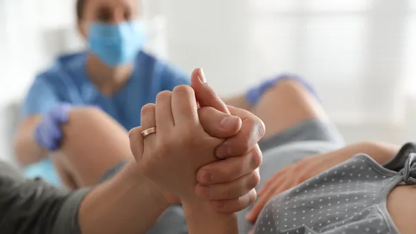 Przewodnik dla partnera przy porodzie – jak najlepiej wspierać