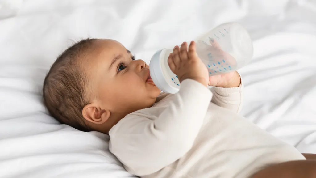 Sichere Getränke für Babys im Sommer – von Geburt bis 1 Jahr