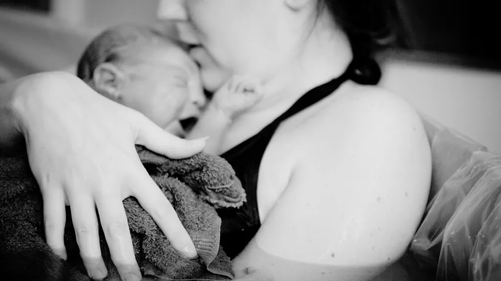 Vattenfödsel: Ett naturligt sätt att lindra smärta under förlossningen