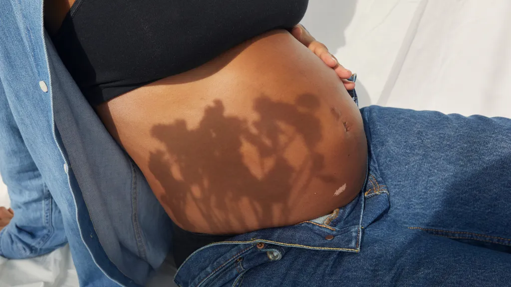 Vêtements pendant la grossesse – 7 astuces stylées pour être confortable et chic