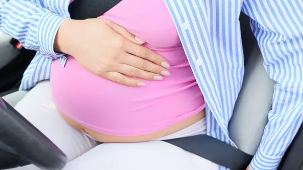 W taki sposób powinnaś zapinać pas bezpieczeństwa, gdy jesteś w ciąży